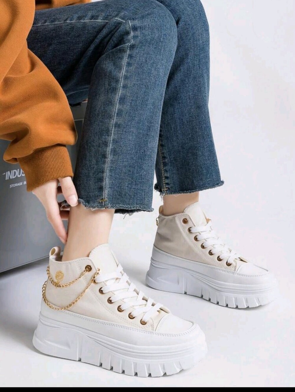 **PLATFORM HIGHT-TOP SNEAKERS IN CREAM WITH GOLD CHAIN ACCENT**💲💲💲💲💲💲